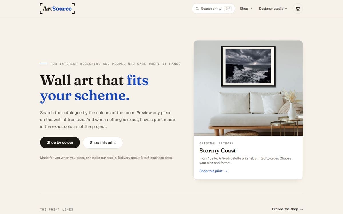 Forsiden til artsource.store, innrammet trykk over en sofa